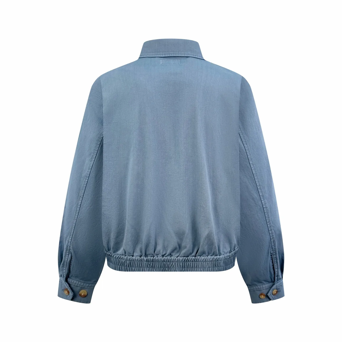 🅿️500 Ralph Lauren pony embroidered zipper jacket. The original version was purchased for 4,161 and developed. The fabric is made of customized cloud velvet blue twill cotton. It is soft and silky, comfortable and close to the skin. The cloud blue is the main tone. It has a life attitude color. The exquisite white pony logo is embellished. It is highly recognizable. It has an atmosphere of freedom and vitality. Pure and smart color symphony. Reconstruct the classic with a neat version. Soft but not crumbling. Light but boned. A sense of high-level relaxation comes to your face. Interpret effortless fashion, using imported machine embroidery technology. Use advanced computer control systems and precision mechanical components to achieve the iconic pony embroidery operation. High precision. The lines are smooth and delicate. The template machine opens the bag. The preset template guides the position of the bag. The shape and size. The accuracy ensures the quality of the bag opening effect. The hem is made in one go using a three-needle waist-drawing machine. The elastic band and the fabric are sewn together in the same process using the machine's special needle position and feeding mechanism. The three-needle design is stronger and can distribute pressure evenly. Ensure that the elastic band and the fabric are closely attached. Follow the original color system for dyeing and overprinting. Prioritize the original color and fabric material to select a special dye, then heat it to the appropriate temperature, perform dip-dyeing treatment, and finally perform color overlaying. Size:S-M-L-XL